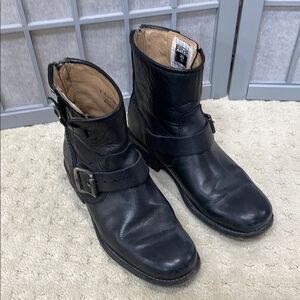FRYE The Vicky 6" Women’s Boot in Black Leather, Size 5.